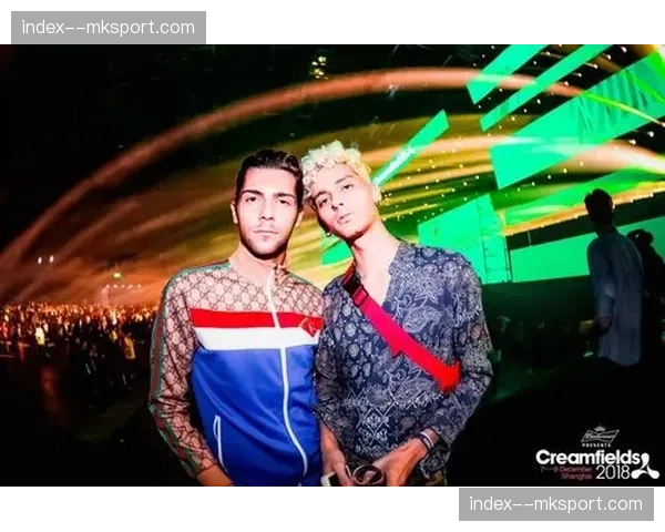 镜头捕捉：摩纳哥教练组频繁查看平板电脑上的实时球员跑动热图