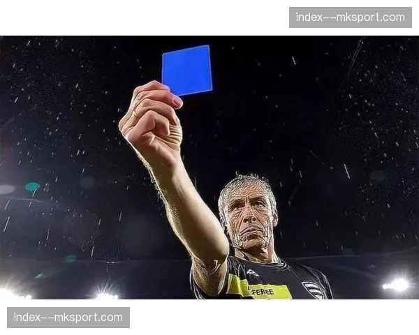 赛后更衣室通道事件:诺丁汉森林主帅因对裁判判罚不满被出示红牌