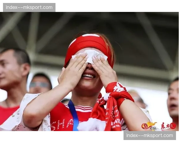 鄂尔多斯赛场现温情一幕：日本教练为中国受伤选手提供紧急医疗协助